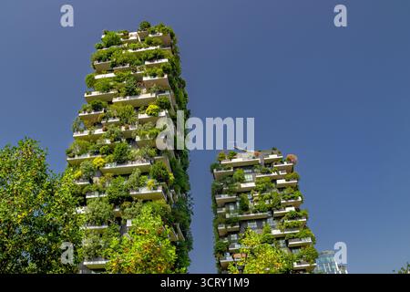 Il Bosco Vertical, un complesso di due grattacieli residenziali progettato da Boeri Studio e situato nel quartiere porta nuova di Milano, Italia. Foto Stock