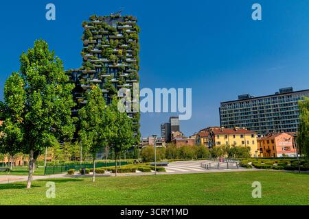 Il Bosco Vertical, un complesso di due grattacieli residenziali progettato da Boeri Studio e situato nel quartiere porta nuova di Milano, Italia. Foto Stock