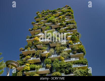 Il Bosco Vertical, un complesso di due grattacieli residenziali progettato da Boeri Studio e situato nel quartiere porta nuova di Milano, Italia. Foto Stock