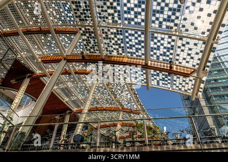 Un tetto a sezione in Piazza Gae Aulenti, una piazza pedonale circolare e un complesso commerciale nel quartiere degli affari di porta nuova a Milano Foto Stock