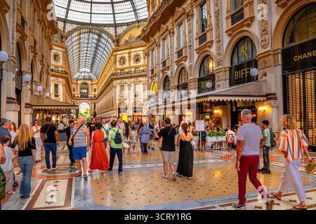 Persone all'interno della Galleria Vittorio Emanuele II , la più antica galleria commerciale attiva d'Italia e un importante punto di riferimento di Milano, Milano, Italia Foto Stock