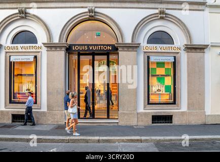 Il negozio di articoli di lusso Louis Vuitton in via Monte Napoleone, nel quartiere della moda e nella zona commerciale di lusso di Milano, Italia Foto Stock