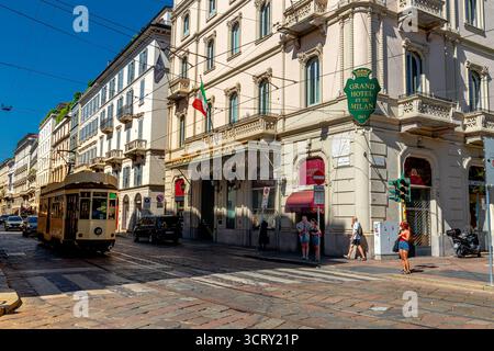 Un tram passa davanti al Grand Hotel et de Milan in via Alessandro Manzoni, nel quartiere Quadrilatero della mode a Milano Foto Stock