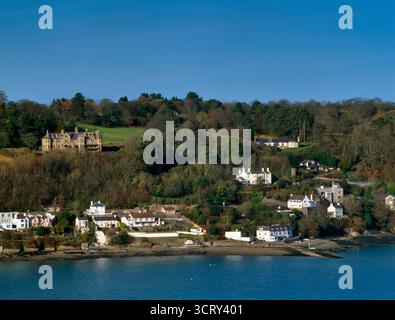 Vista N da Bangor Roman Camp attraverso lo stretto di Menai fino a Bryn Mel Manor (in alto L) sopra Glyngarth, Anglesey, Galles, Regno Unito. La casa fu completata nel 1899. Foto Stock