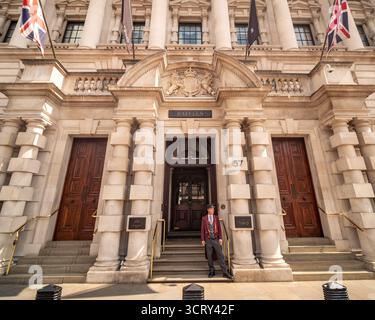 LONDRA - 23 AGOSTO 2025: Il Raffles London at the OWO è un hotel di lusso situato nello storico edificio Old War Office (OWO) a Whitehall. Foto Stock