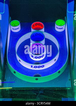 Gioco di Skee Ball Arcade con luci al neon Foto Stock