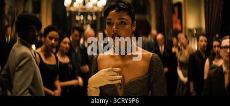 Hedda (2025) diretto da Nia Dacosta e interpretato da Tessa Thompson nel ruolo di Hedda Gabler in questo adattamento del famoso dramma teatrale di Henrik Ibsen del 1891. La pubblicità è ancora SOLO PER USO EDITORIALE. Credito: BFA / Amazon MGM Studios Foto Stock