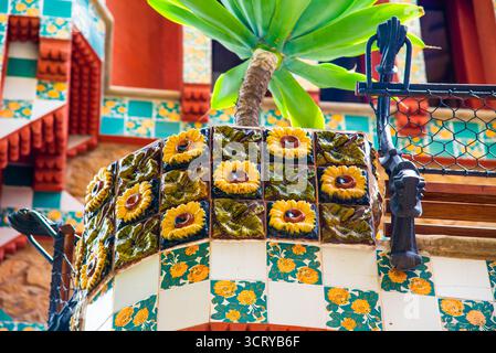 Barcellona, Spagna - 12 luglio 2025: La colorata decorazione del balcone di Casa Vicens a Barcellona, Spagna Foto Stock