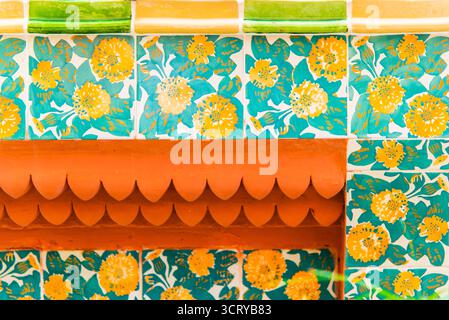 Barcellona, Spagna - 12 luglio 2025: La colorata decorazione del balcone di Casa Vicens a Barcellona, Spagna Foto Stock