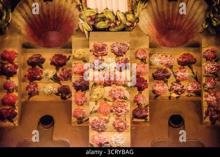 Barcellona, Spagna - 12 luglio 2025: La delicata decorazione degli interni di Casa Vicens a Barcellona in Spagna Foto Stock