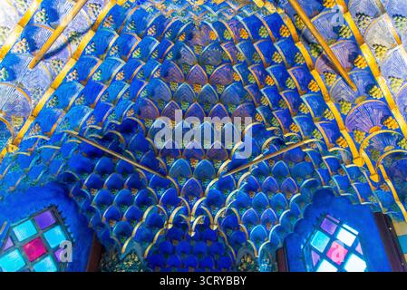 Barcellona, Spagna - 12 luglio 2025: La delicata decorazione degli interni di Casa Vicens a Barcellona in Spagna Foto Stock