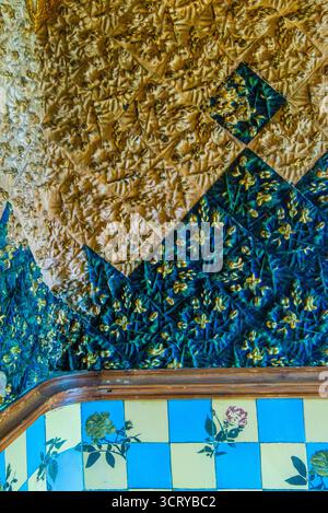 Barcellona, Spagna - 12 luglio 2025: La delicata decorazione degli interni di Casa Vicens a Barcellona in Spagna Foto Stock