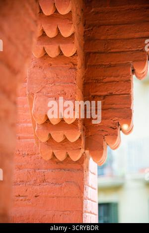 Barcellona, Spagna - 12 luglio 2025: La colorata decorazione del balcone di Casa Vicens a Barcellona, Spagna Foto Stock