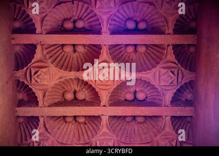 Barcellona, Spagna - 12 luglio 2025: La delicata decorazione degli interni di Casa Vicens a Barcellona in Spagna Foto Stock