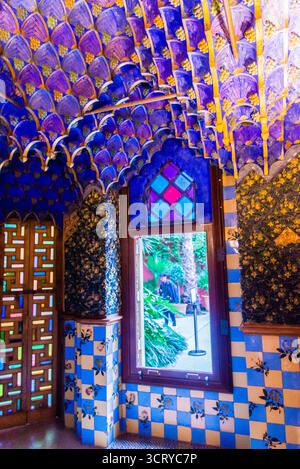 Barcellona, Spagna - 12 luglio 2025: La delicata decorazione degli interni di Casa Vicens a Barcellona in Spagna Foto Stock