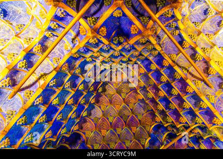 Barcellona, Spagna - 12 luglio 2025: La delicata decorazione degli interni di Casa Vicens a Barcellona in Spagna Foto Stock