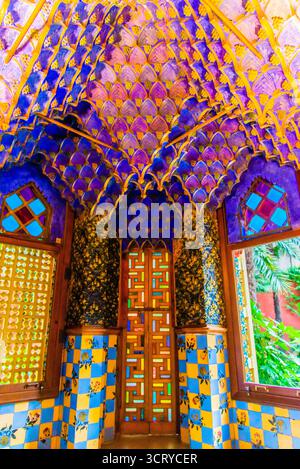 Barcellona, Spagna - 12 luglio 2025: La delicata decorazione degli interni di Casa Vicens a Barcellona in Spagna Foto Stock