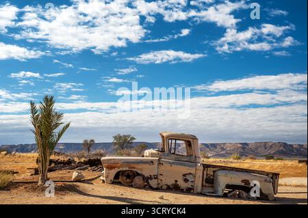 Vecchio camion classico abbandonato nel deserto in Namibia Foto Stock