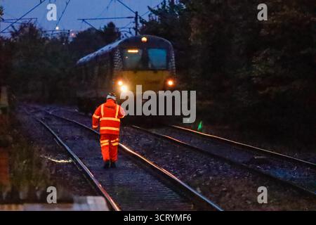 Anniesland Station, Glasgow, Scozia, Regno Unito. 3 ottobre 2025. Un treno si è fermato a circa 50 metri dalla stazione di Anniesland nel West End di Glasgow, dopo che un albero caduto sulla linea vicino a Drumchapel ha causato un'interruzione di corrente durante la tempesta Amy. Crediti: Jacob Hughes/Alamy Live News Foto Stock