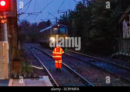 Anniesland Station, Glasgow, Scozia, Regno Unito. 3 ottobre 2025. Un treno si è fermato a circa 50 metri dalla stazione di Anniesland nel West End di Glasgow, dopo che un albero caduto sulla linea vicino a Drumchapel ha causato un'interruzione di corrente durante la tempesta Amy. Crediti: Jacob Hughes/Alamy Live News Foto Stock