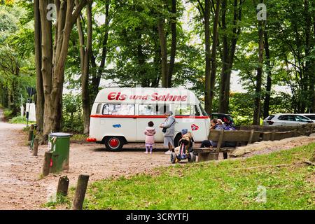 Gelateria per bambini nel parco verde della foresta all'aperto per il tempo libero per famiglie Foto Stock
