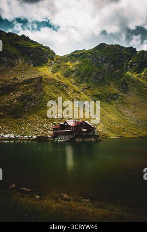 Chalet sul lago Balea nei monti Fgra, paesaggio spettacolare ad alta quota, Romania Foto Stock