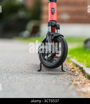 Primo piano della ruota anteriore dello scooter elettrico rosso Foto Stock