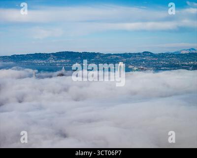 Veduta aerea di San Francisco con nebbia, Transamerica Pyramid e Bay Bridge Foto Stock
