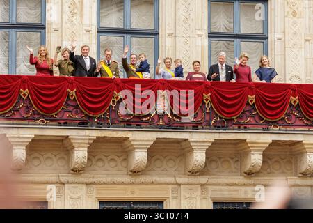 Lussemburgo, Lussemburgo. 3 ottobre 2025. La famiglia granducale del Lussemburgo e i reali del Benelux appaiono sul balcone del Palazzo Granducale durante le celebrazioni per la transizione al trono a Lussemburgo, Lussemburgo, il 3 ottobre 2025. Nella foto sono raffigurati la principessa Alessandra di Lussemburgo, la regina Maxima dei Paesi Bassi, il re Willem-Alexander dei Paesi Bassi, il granduca Enrico di Lussemburgo, il granduca ereditario Guillaume di Lussemburgo con suo figlio, la granduchessa ereditaria Stephanie di Lussemburgo con suo figlio, la granduchessa Maria Teresa di Lussemburgo, il re Filippo del Belgio, la regina Matilde di Lussemburgo Foto Stock