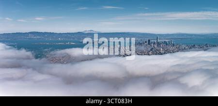Vista aerea dello skyline di San Francisco con Alcatraz e nebbia Foto Stock