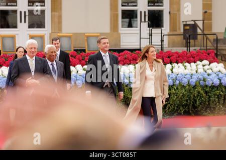Lussemburgo, Lussemburgo. 3 ottobre 2025. I reali europei tra cui il granduca Enrico, il granduca ereditario Guillaume e la granduchessa ereditaria Stéphanie di Lussemburgo, la granduchessa Maria Teresa, il re Filippo e la regina Matilde del Belgio, la principessa Elisabetta del Belgio, il re Willem-Alexander e la regina Maxima dei Paesi Bassi, e Lydie Polfer, sindaco di Lussemburgo, partecipano alle celebrazioni presso il municipio (Hôtel de Ville) in Place Guillaume II a Lussemburgo, il 3 ottobre 2025. Crediti: Aleksandr Nagornyi/Alamy Live News Foto Stock