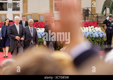 Lussemburgo, Lussemburgo. 3 ottobre 2025. I reali europei tra cui il granduca Enrico, il granduca ereditario Guillaume e la granduchessa ereditaria Stéphanie di Lussemburgo, la granduchessa Maria Teresa, il re Filippo e la regina Matilde del Belgio, la principessa Elisabetta del Belgio, il re Willem-Alexander e la regina Maxima dei Paesi Bassi, e Lydie Polfer, sindaco di Lussemburgo, partecipano alle celebrazioni presso il municipio (Hôtel de Ville) in Place Guillaume II a Lussemburgo, il 3 ottobre 2025. Crediti: Aleksandr Nagornyi/Alamy Live News Foto Stock