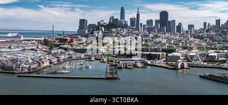 Vista aerea dello skyline di San Francisco con Bay Bridge e Waterfront Foto Stock