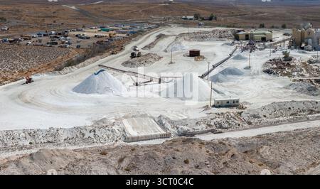 Vista aerea di un sito minerario del sale in Nevada con tumuli di sale bianco, nastri trasportatori, edifici industriali e aridi dintorni desertici. Foto Stock
