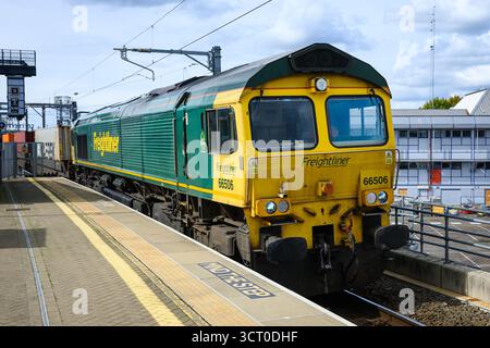 Reading, Inghilterra, Regno Unito - 9 settembre 2025; locomotiva diesel Freightliner classe 66 per il trasporto merci in Gran Bretagna in primo piano Foto Stock