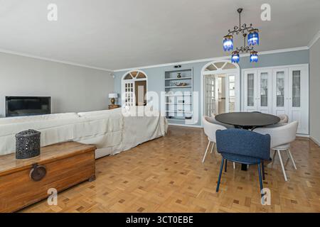 sala da pranzo con tavolo in pino naturale e sedie in legno di bentwood, perfetta per colazioni con luce naturale Foto Stock
