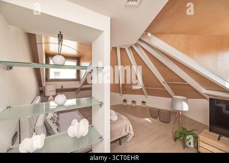 Zona soggiorno e pranzo con divano a L, tavolino da caffè in marmo e zona pranzo per sei persone con lampada a sospensione Foto Stock