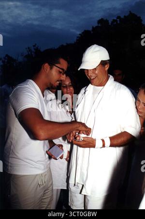 4 settembre 1999, East Hampton, New York, Stati Uniti d'America: Il mago DAVID BLAINE mostra A CHEVY CHASE un trucco alla festa annuale del giorno del lavoro di Puffy Combs, dove tutti devono indossare il bianco nella sua casa di East Hamptons. Nel 1998, Sean Combs, alias Diddy, annunciò il suo arrivo a East Hampton organizzando una festa per il Labor Day nella sua nuova casa a Hedges Banks Drive. Quello che il magnate dell'hip-hop ha consegnato è stato il film inaugurale di una serie di White Party estivi che alla fine si sono trasferiti a St. Tropez e Beverly Hills. (Credit Image: © Hugh Edwards/Globe Photos via ZUMA Press Wire) SOLO PER USO EDITORIALE! Foto Stock