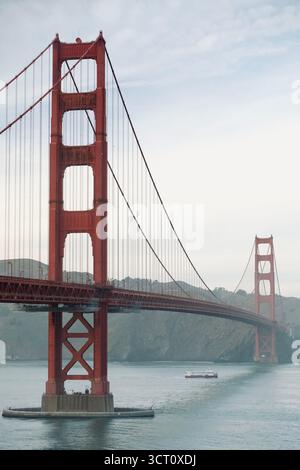 L'iconico Golden Gate Bridge di San Francisco in una giornata nebbiosa, visto da un'angolazione bassa. Foto Stock