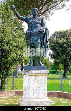 Statua dell'imperatore Ottaviano Augusto fuori dalla Basilica di Sant'Apollinare in Classe, Ravenna, Italia. Foto Stock