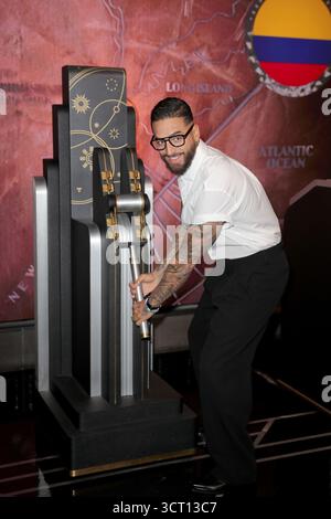 NEW YORK, NEW YORK – 3 OTTOBRE: La superstar colombiana Maluma illumina l'Empire State Building in occasione del suo prossimo Don Juan World Tour il 3 ottobre 2025 a New York. L'artista nominato ai Grammy ha segnato l'occasione con fan e media, aggiungendo il potere della stella latina a uno dei monumenti più iconici della città. (Foto: Giada Papini Rampelotto/EuropaNewswire) Foto Stock