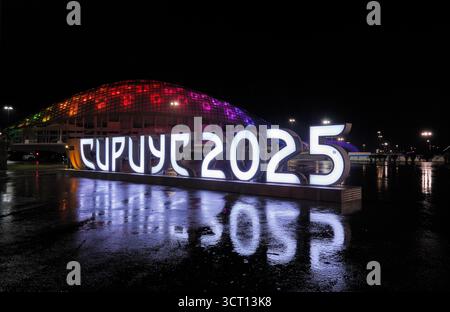 Sochi, Russia - 24 gennaio 2025: Lettere Sirius 2025 a Sochi di notte, Olympic Park. Lo stadio olimpico Fisht si trova in una zona arretrata. Sirius e' un centro educativo Foto Stock