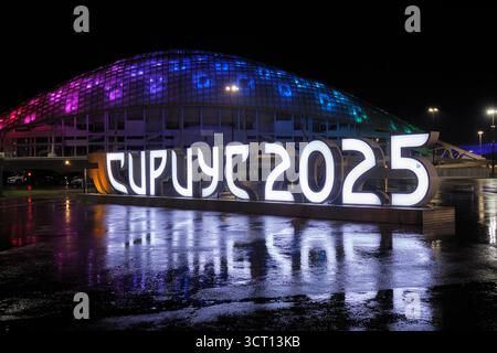 Sochi, Russia - 24 gennaio 2025: Lettere Sirius 2025 a Sochi di notte, Olympic Park. Lo stadio olimpico Fisht si trova in una zona arretrata. Sirius e' un centro educativo Foto Stock