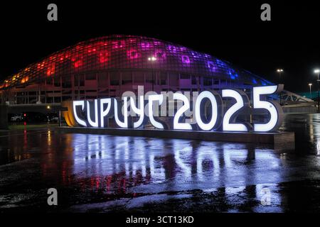 Sochi, Russia - 24 gennaio 2025: Lettere Sirius 2025 a Sochi di notte, Olympic Park. Lo stadio olimpico Fisht si trova in una zona arretrata. Sirius e' un centro educativo Foto Stock