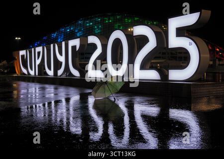 Sochi, Russia - 24 gennaio 2025: Lettere Sirius 2025 a Sochi di notte, Olympic Park. Lo stadio olimpico Fisht si trova in una zona arretrata. Sirius e' un centro educativo Foto Stock