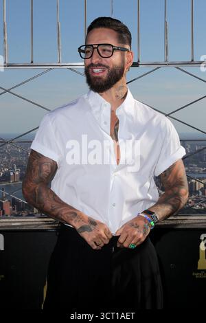 NEW YORK, NEW YORK – 3 OTTOBRE: La superstar colombiana Maluma illumina l'Empire State Building in occasione del suo prossimo Don Juan World Tour il 3 ottobre 2025 a New York. L'artista nominato ai Grammy ha segnato l'occasione con fan e media, aggiungendo il potere della stella latina a uno dei monumenti più iconici di citys. (Foto: Giada Papini Rampelotto/EuropaNewswire) Foto Stock