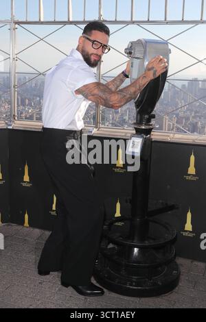 NEW YORK, NEW YORK – 3 OTTOBRE: La superstar colombiana Maluma illumina l'Empire State Building in occasione del suo prossimo Don Juan World Tour il 3 ottobre 2025 a New York. L'artista nominato ai Grammy ha segnato l'occasione con fan e media, aggiungendo il potere della stella latina a uno dei monumenti più iconici di citys. (Foto: Giada Papini Rampelotto/EuropaNewswire) Foto Stock