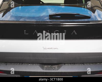 Cremona, Italia - 1 ottobre 2025 Lancia Ypsilon berlina vista posteriore che mostra il logo del marchio e il nome del modello sul tronco, dettaglio urbano di Modern Ita Foto Stock