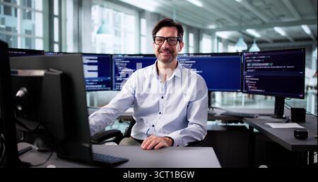 Programmatore senior che lavora al codice di sviluppo Web presso la propria scrivania Foto Stock