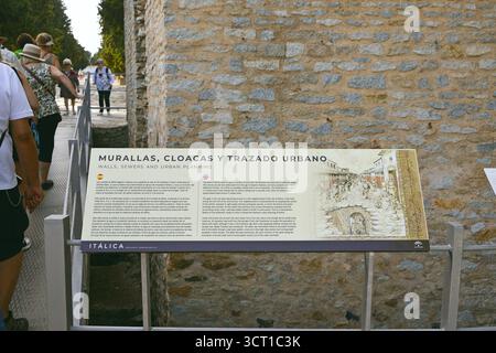 Mura della città romana di Italica, situata nel comune di Santiponce nella provincia di Siviglia, Andalusia, Spagna Foto Stock
